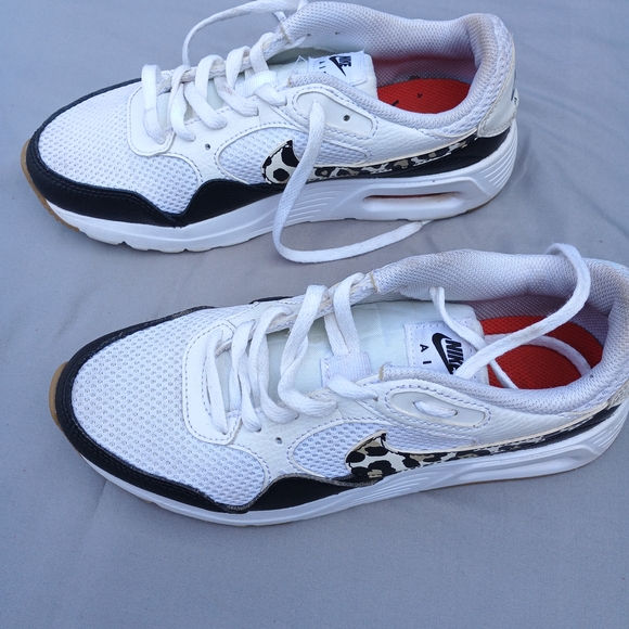 Nike Air White and Black Sneakers with Leopard Accent Size 6 - Picture 3 of 9